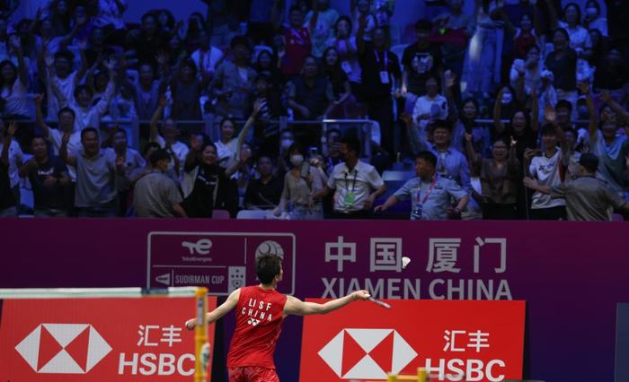 4月30日,中国队选手李诗沣(下)在男单比赛获胜后将羽毛球送给观众。新华社记者 王楷焱 摄