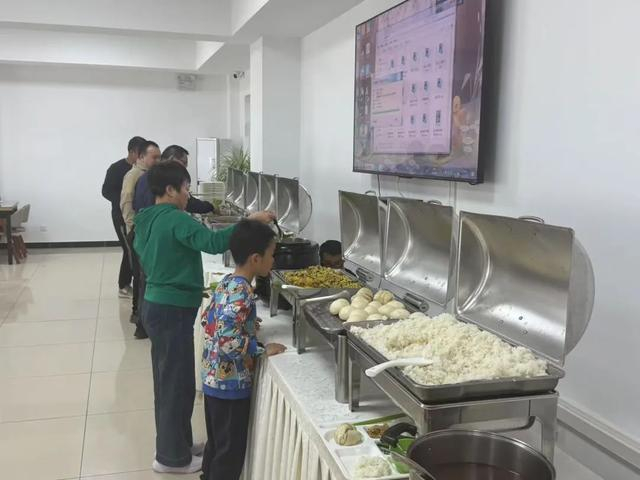 食堂内用餐的市民