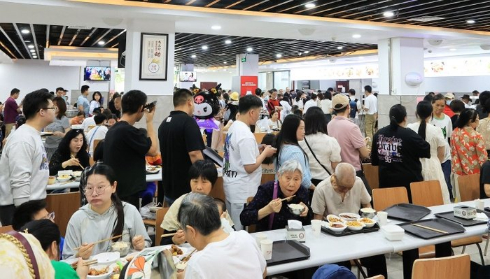5月1日，重庆荣昌区政府机关食堂首餐即吸引超300名游客“一站式”品尝当地美食