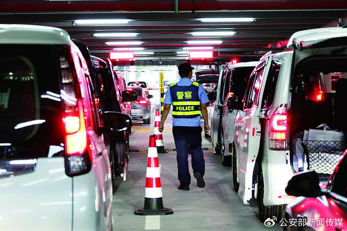 5月1日，港珠澳大桥珠海公路口岸迎来出入境高峰。珠海出入境边防检查总站民警对通关车辆进行车体检查。黎钊德 摄