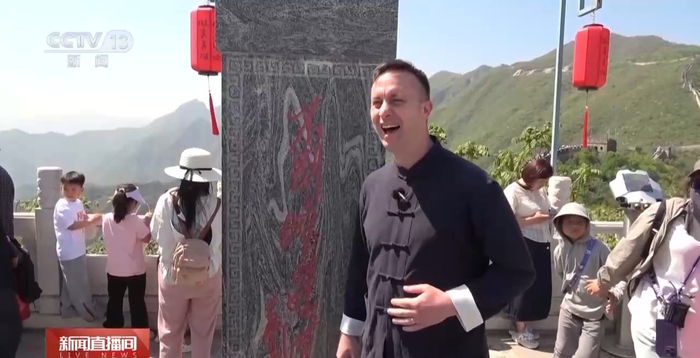 　　一到长城，杰基就开始不停地拍拍拍。