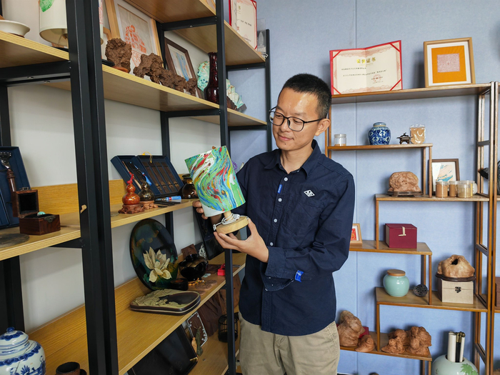 图为返乡创业人员王树泉在“雄业创新坊”办公室内展示文创产品。雄安媒体中心 李连成 摄