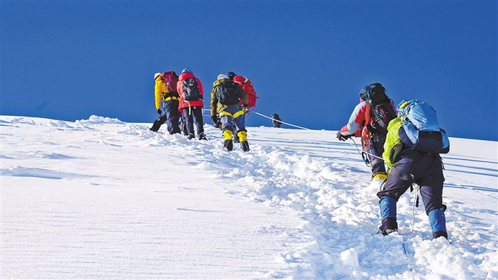 登山爱好者在攀登洛堆峰。记者 潘多 郑璐 明吉 摄