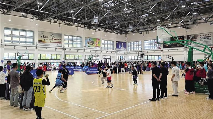 学生在进行篮球比赛