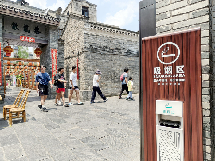     ◀“三街两巷”设置了吸烟区，引导游客文明出游。    本报记者 黄敬敏 摄