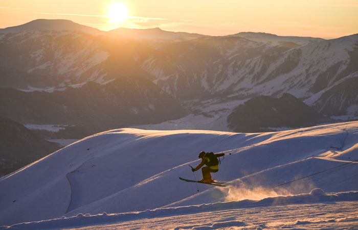 　　滑雪巡救员在新疆阿勒泰地区禾木吉克普林国际滑雪度假区巡逻（2024年12月3日摄）。 新华社记者 胡虎虎 摄
