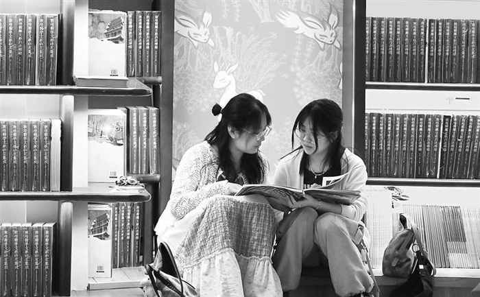     游客在敦煌书局阅读。新甘肃·甘肃日报通讯员 张晓亮