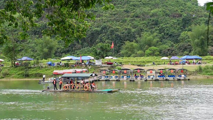 德天村村民在景区从事竹排经营工作（央广网记者  梁瑜琳  摄）