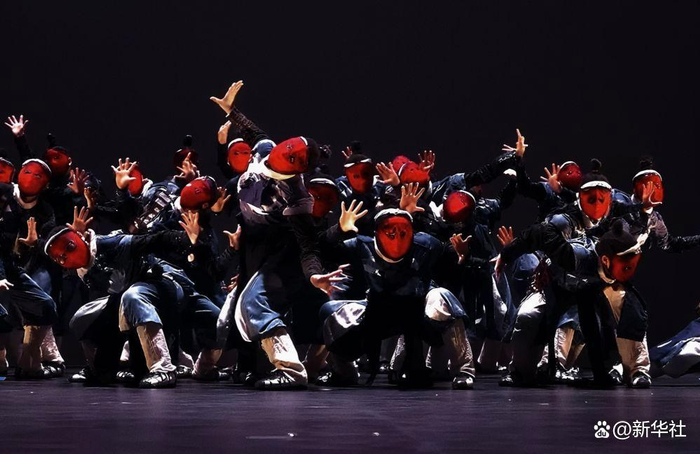 在VIBE世界街舞大赛上，来自中国成都的街舞团Homies用变脸演绎“江湖故事”。（新华社发 3月2日摄）