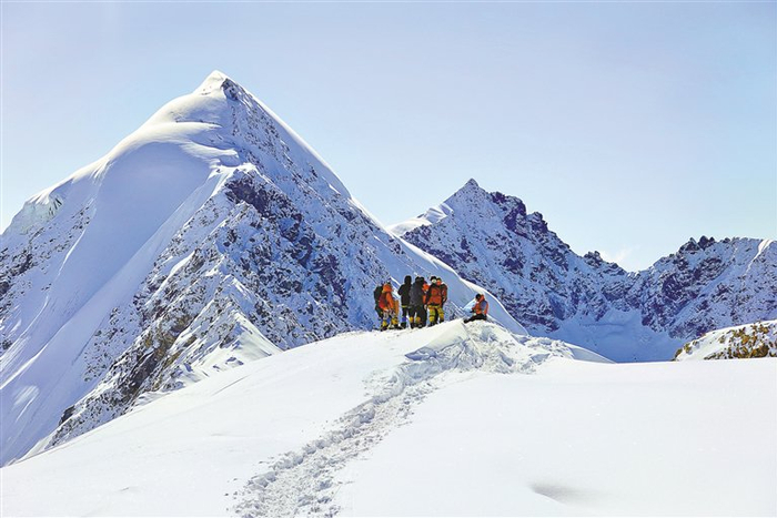 登山爱好者在攀登洛堆峰。记者 潘多 郑璐 明吉 摄