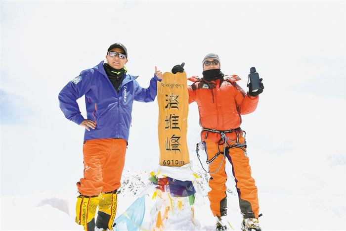 登山爱好者登顶洛堆峰。记者 潘多 郑璐 明吉 摄
