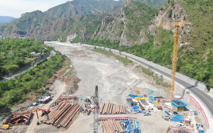 108新线高速公路第8标段西大地大桥施工现场。新京报记者 王贵彬 通讯员 邵焱 摄