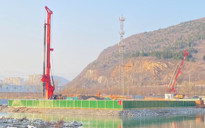 108新线高速公路第3标段青龙湖大桥正在进行旋挖钻施工。新京报记者 王贵彬 通讯员 邵焱 摄