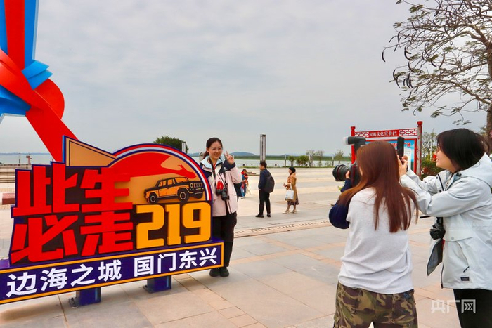 群众在山海相连民族团结地标广场打卡（央广网记者  梁瑜琳  摄）