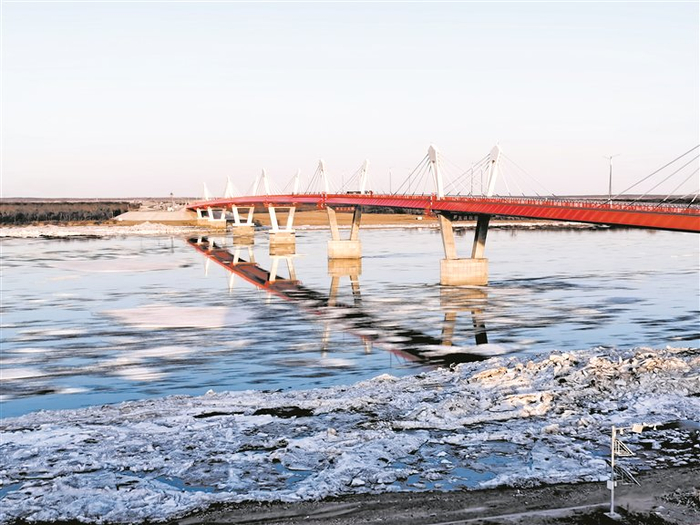     黑龙江大桥下江面跑冰排。