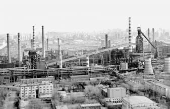 2011年，已经全面停产的首钢厂区，一根根高耸的烟囱不再冒烟。本报记者 吴镝摄