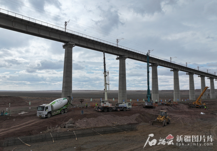 施工人员在别勒西1号特大桥现场开展桩基作业。王刚摄
