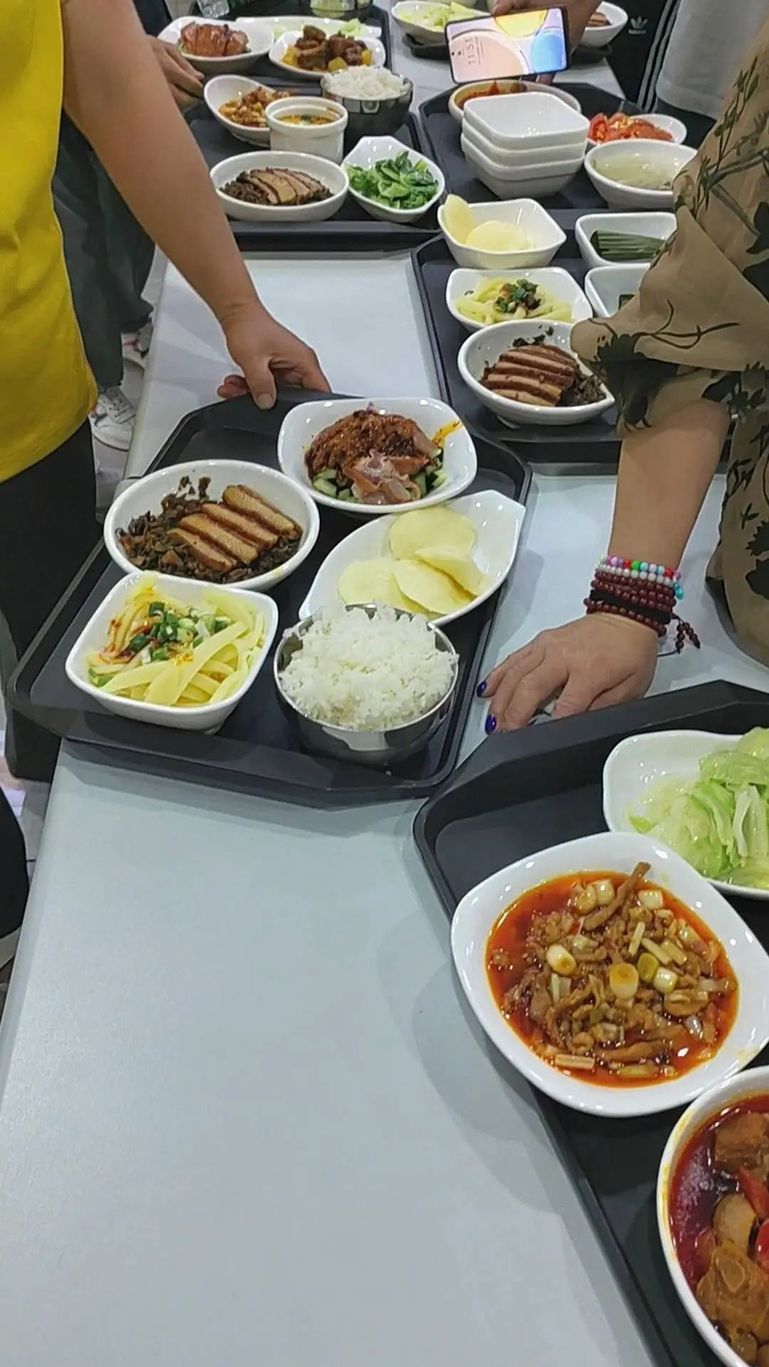 游客们在荣昌区机关食堂就餐/图源：封面新闻