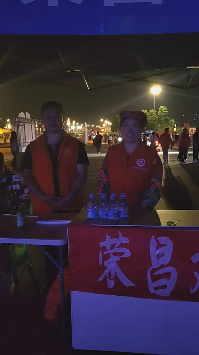 荣昌北站的志愿者团队/图源：封面新闻