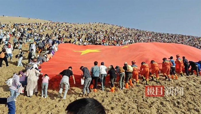 众人接力升国旗