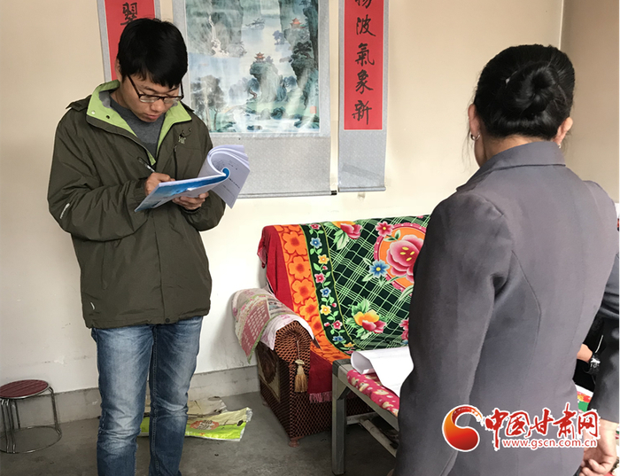 2017年11月，在新坪村走访入户，了解困难家庭人员结构、致贫原因、患病、务工等基本情况，并记录在民情日记中。