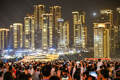 5月2日晚，游客在重庆朝天门广场欣赏灯光秀。新华社记者 王全超 摄