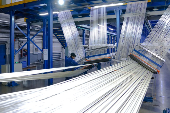 　　工人在吉林化纤集团国兴碳纤维有限公司碳化二车间整理碳纤维原丝（2025年2月2日摄）。 新华社记者 许畅 摄