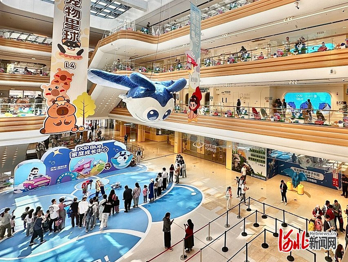 5月1日，雄安商务服务中心寻环XLOOP集中商业楼内，前来体验打卡的游客络绎不绝。 河北日报记者 郝金钰摄