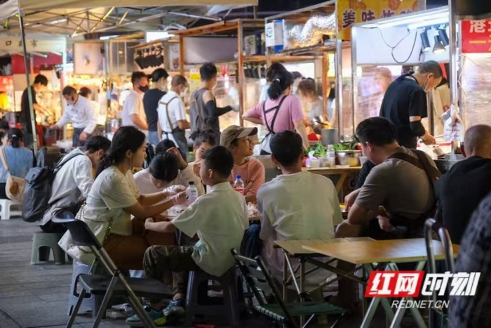 夜晚的长沙街头坐满了享受假期生活的食客。（摄影/张必闻）