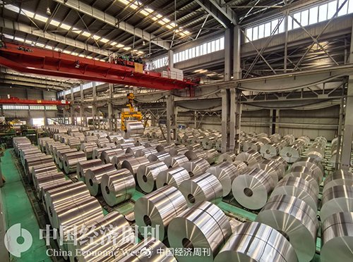 西南铝业刚生产出的铝卷 本刊记者 石青川I摄