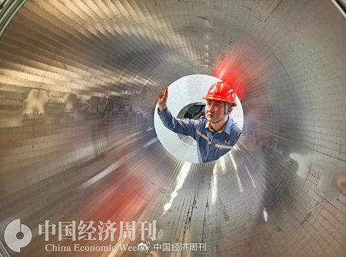 工作中的何希家