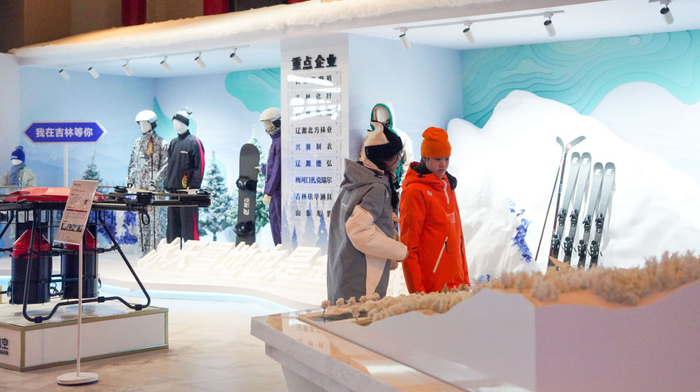 　　游客在吉林市北大湖滑雪度假区内的冰雪装备展区参观（2024年12月19日摄）。 新华社记者 颜麟蕴 摄