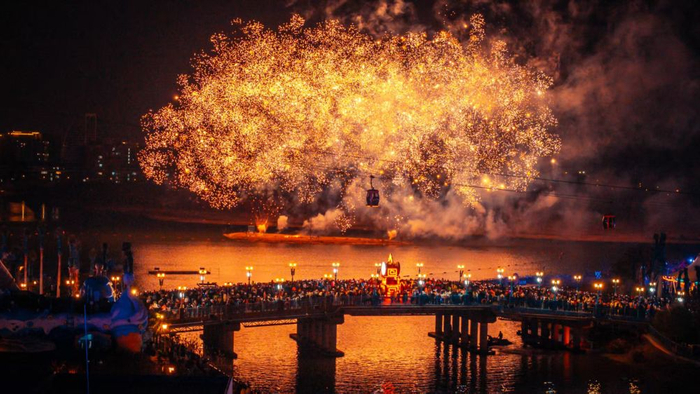 　　  5月1日晚，游客在上海海昌海洋公园观赏烟花秀。（上海海昌海洋公园供图）