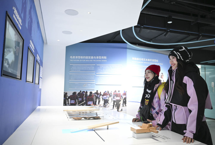 　　游客在位于新疆阿勒泰将军山国际滑雪度假区的人类滑雪起源地博物馆参观（2025年1月28日摄）。 新华社记者 胡虎虎 摄