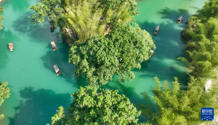 5月3日，游客在贵州省罗甸县大小井景区乘船游览（无人机照片）。