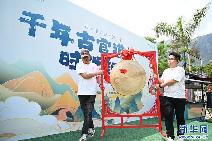 5月2日，创业青年林智水（右）与同事在凤山镇“新亭驿站”体验园布置“五一”假期文旅活动。新华社记者 林善传 摄