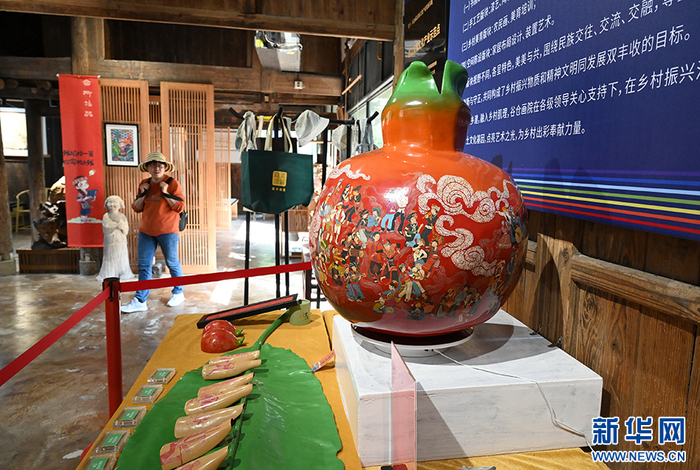   5月2日，游客在松山镇竹里村一座废弃百年老宅修缮成的文创艺术工作室——谷仓画院里参观漆艺作品。新华社记者 林善传 摄