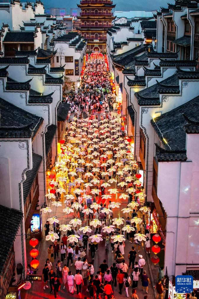 5月2日，游人在浙江省湖州市长兴县龙之梦太湖古镇景区游览（无人机照片）。