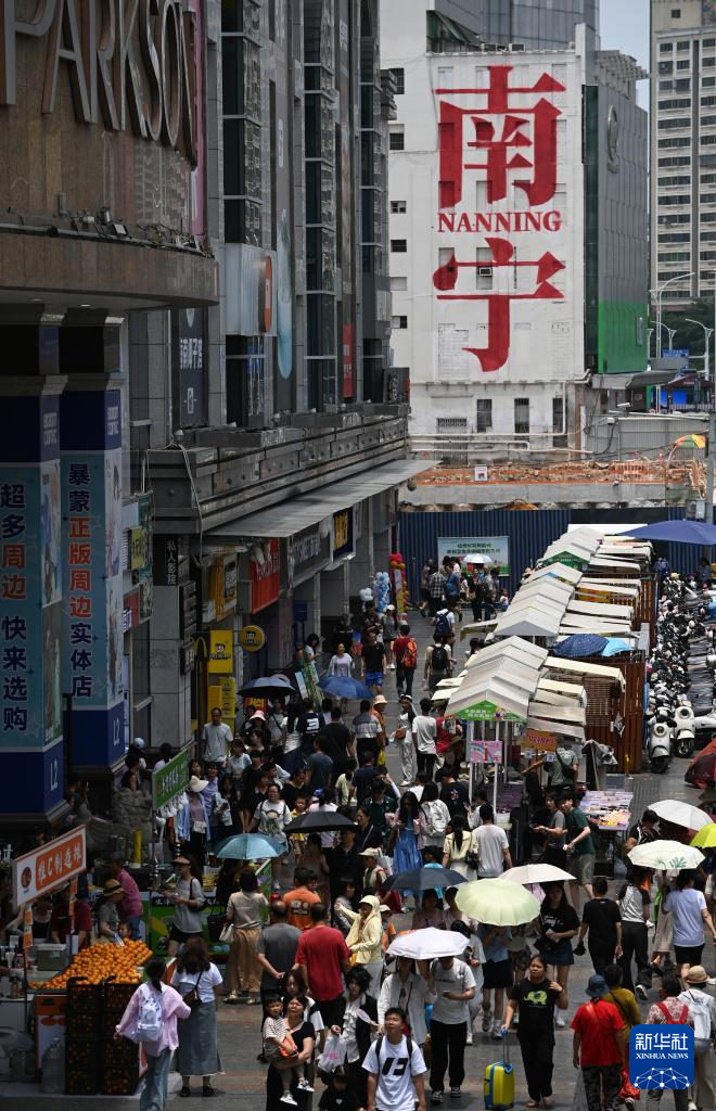 5月3日，游客在广西南宁市朝阳路游览。