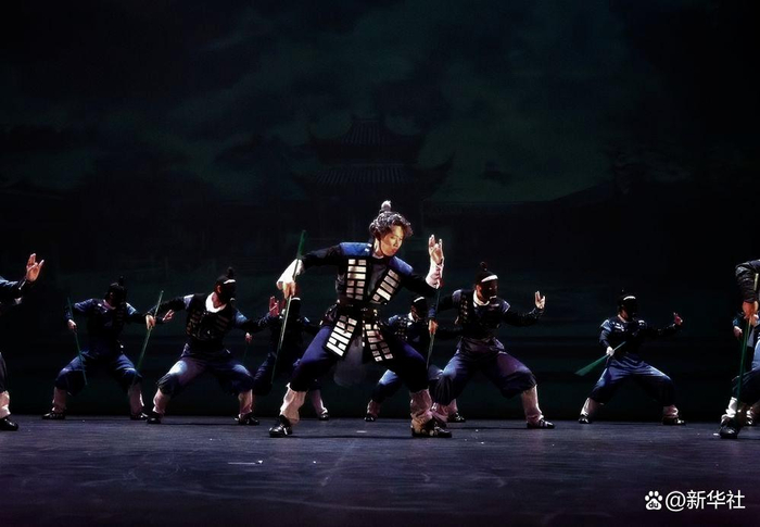 在VIBE世界街舞大赛上，舞者余衍林演绎剑宗长老带弟子们晨练。（新华社发 3月2日摄）