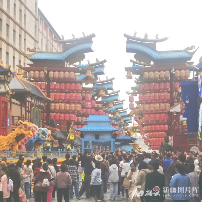 5月1日，游客在乌鲁木齐天山明月城游玩。李文武供图