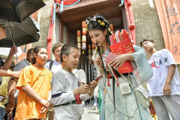 　　5月1日，横店影视城推出的沉浸式片场体验项目让游客“一秒入戏”。新华社发
