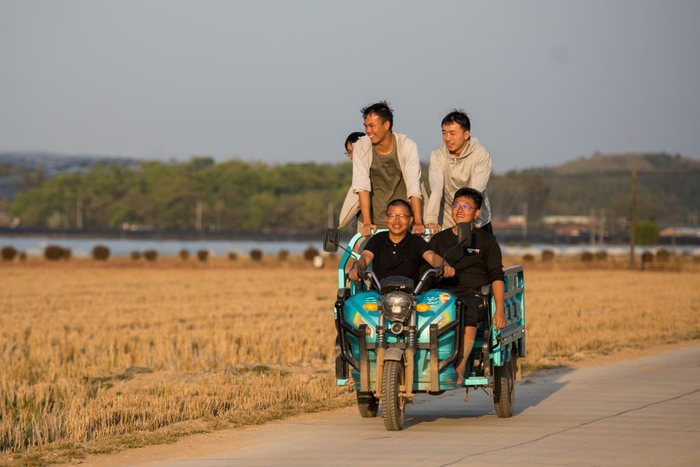 　　2月27日，云南大学农学院的师生们结束了一天的劳作，乘坐电动三轮车返回宿舍。新华社发（彭奕凯 摄）