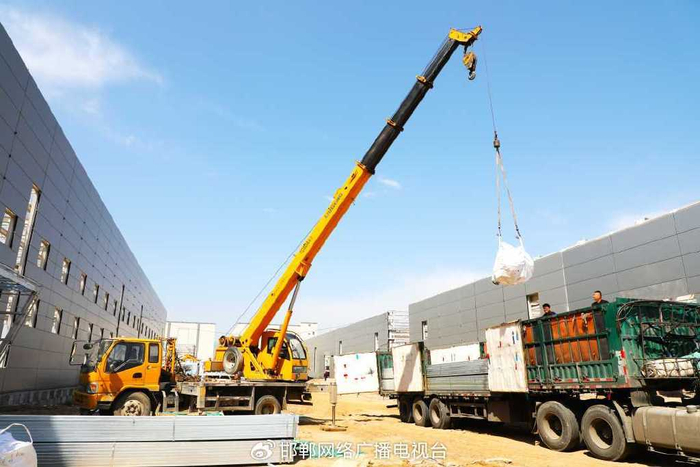 吊车正在施工作业。杨猛摄