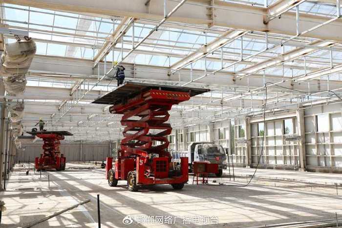 工人正在进行温控系统安装。杨猛摄