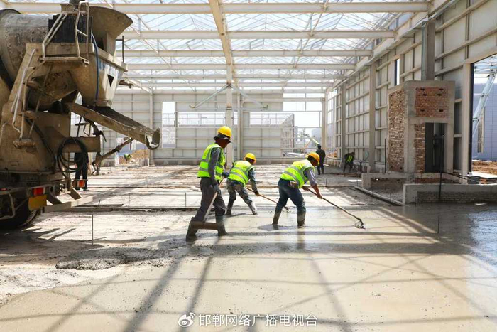 交易厅地面铺设现场。杨猛摄