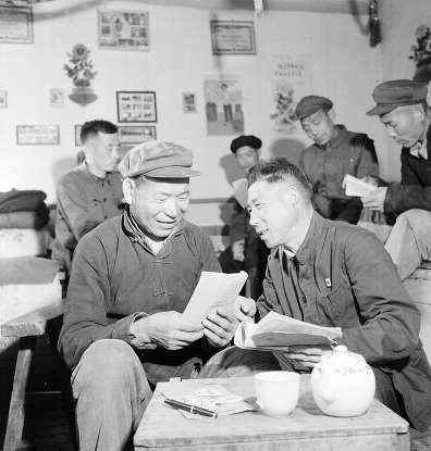 　　1961年，时传祥（前排左）抓紧时间学文化知识。 高宏摄