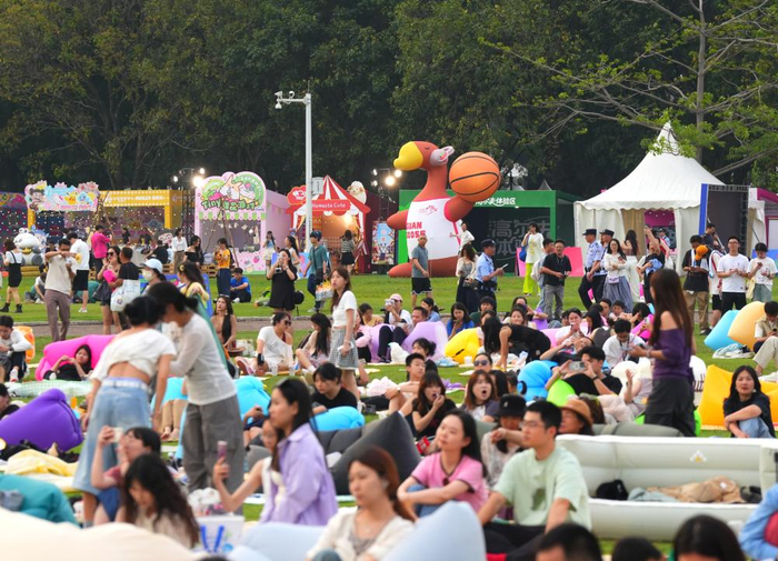 　　5月2日，在东莞举办的音乐节上，年轻人追求“情绪价值”。新华社发