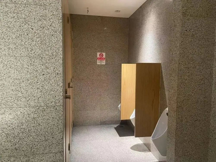 图 ｜ 张丽琴每天要清洁的男厕所