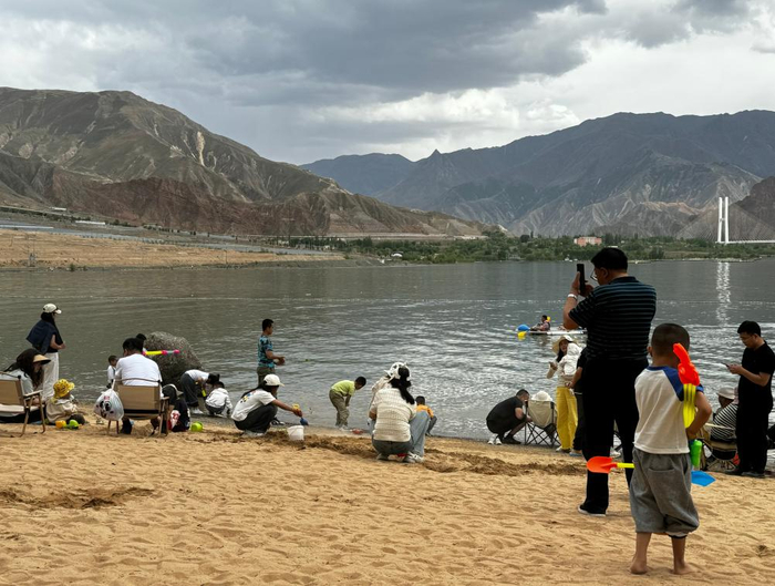 5月2日，游客在尖扎县昂拉乡德吉村境内的黄河岸边游玩。新华社记者解统强 摄